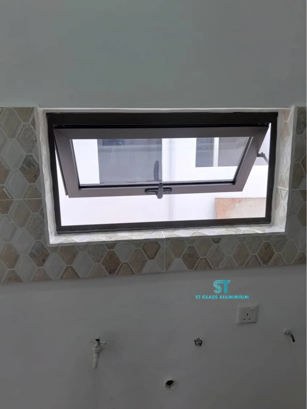 Multipoint Top Hung Window — Window Series by ST Glass Aluminium — photo 1