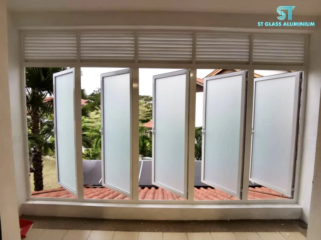 Multipoint Window With Louvred — Window Series by ST Glass Aluminium — photo 1