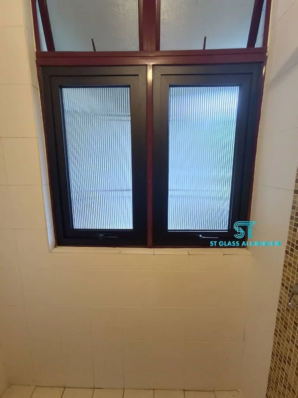 Rib Glass Multipoint Top Hung Window — Window Series by ST Glass Aluminium — photo 1