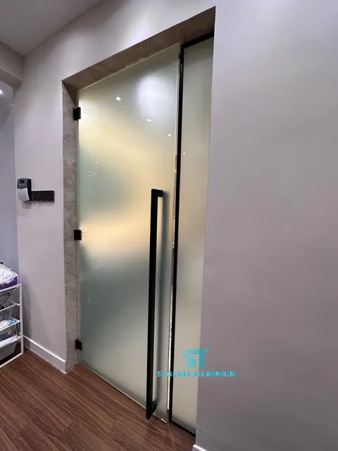 Big Handle With Shower Door — Shower Screen by ST Glass Aluminium thumbnail 3